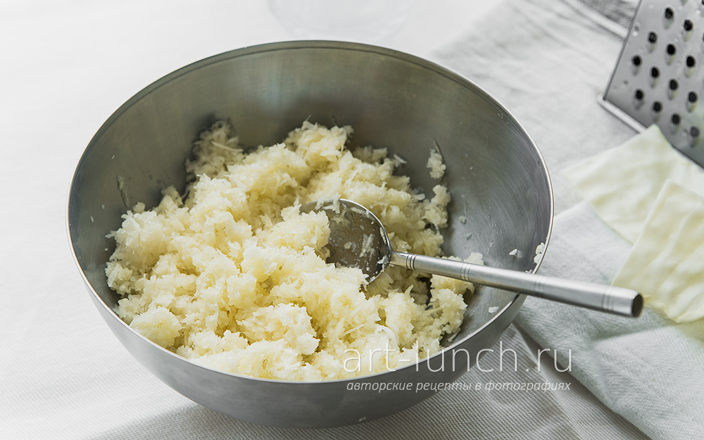 Фото 2 шага рецепта: салат из капусты Перекладываем капустную массу в миску