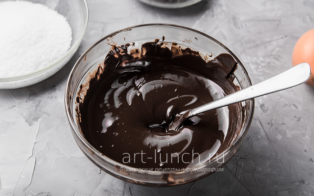 растапливаем шоколад в микроволновке или на водяной бане