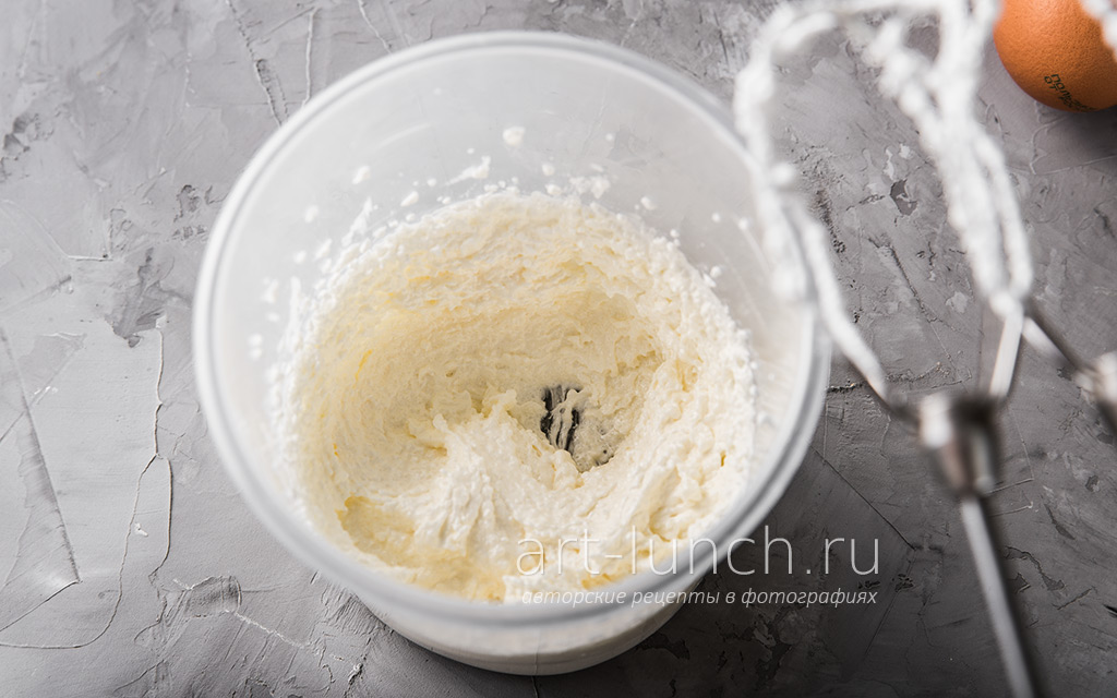 взбиваем миксером сливочное масло комнатной температуры