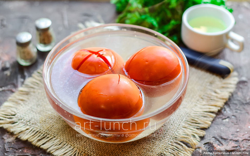 Фото 3-го шага рецепта: Лечо из перца и помидоров на зиму Кипятим воду в чайнике, подготовленные томаты складываем в глубокую объёмную миску и заливаем кипятком