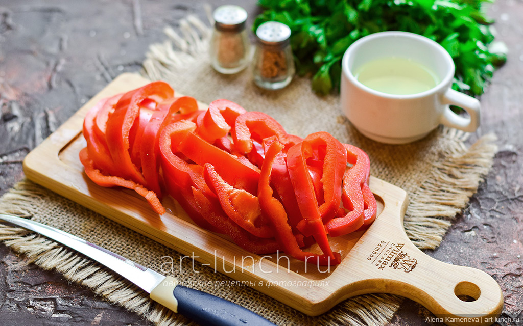 Лечо из болгарского перца с помидорами и луком на зиму: рецепт - Лайфхакер