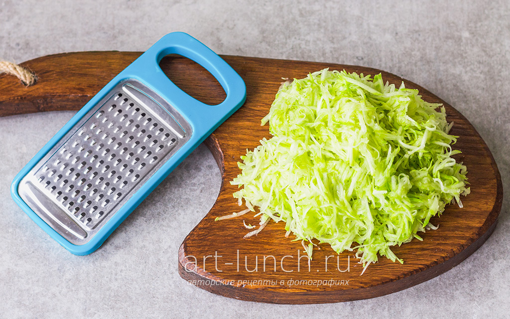 Фото 2-го шага рецепта: Блины из кабачков с сыром и зеленью Натираем кабачки на мелкой тёрке