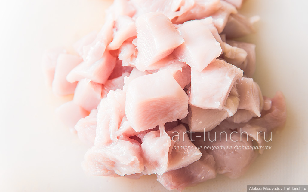 нарезаем куриное филе кубиками