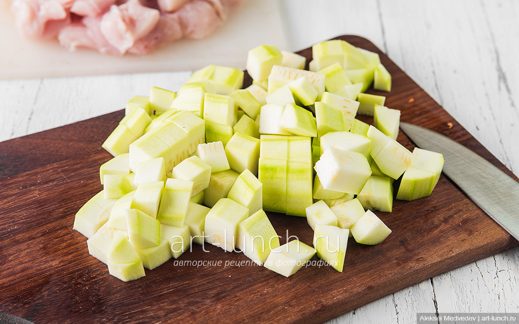 Режем кабачок крупными кубиками