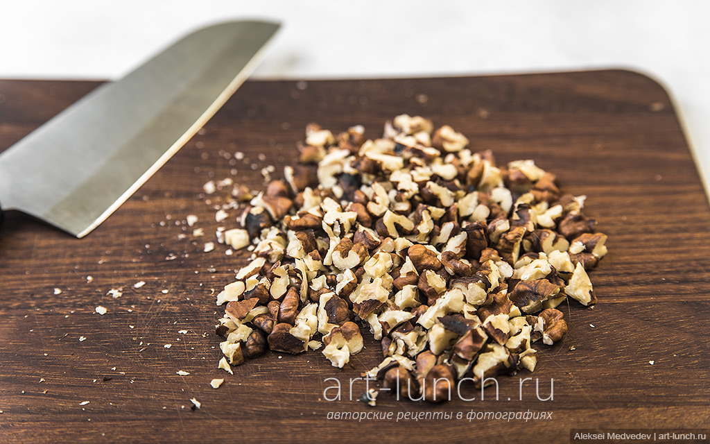 нарезаем орехи на небольшие кусочки
