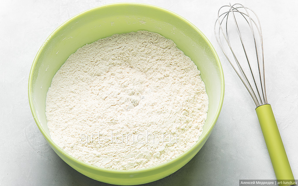 Просеиваем 250 г муки, 1/4 ч. ложки соды и 1 ч. ложку разрыхлителя