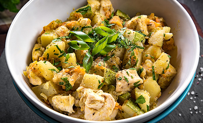 Рагу из курицы с овощами и картошкой на сковороде