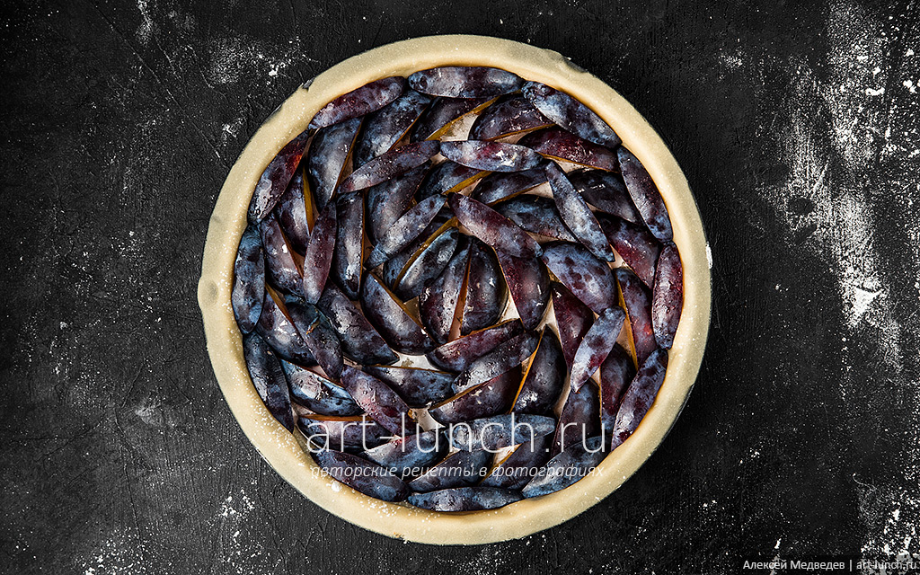 разрезал каждую половинку слив ещё пополам и аккуратно выложил ломтики на основу