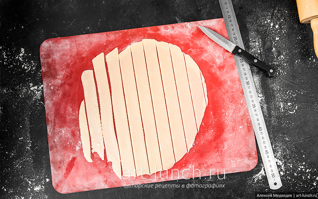 Раскатываем тонко тесто и нарезаем его на одинаковые полосы такой толщины