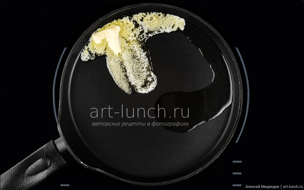 Фото 4-го шага рецепта: Сладкие гренки Выкладываем в хорошо прогретую сковороду сливочное и подсолнечное масло