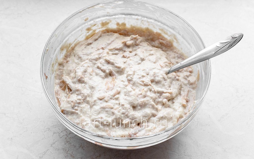 В миску с ряженкой просеиваем муку с корицей и добавляем тёртые яблоки