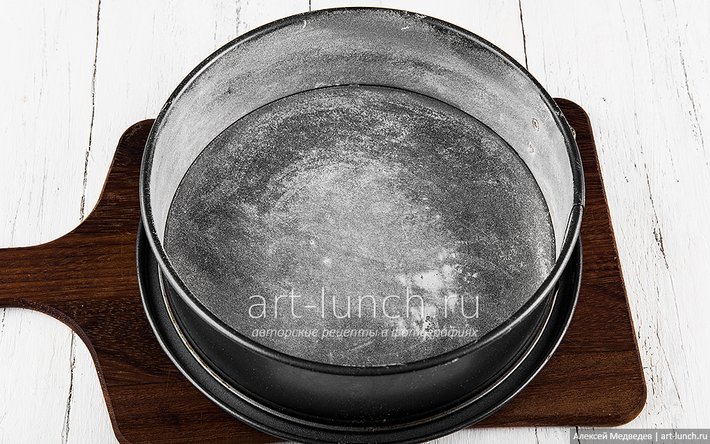 Смазываем форму сливочным маслом