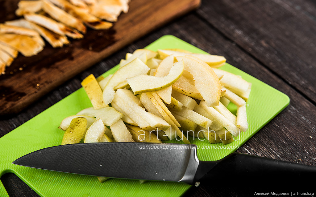 Вырезаем у груши сердцевину с косточками и также нарезаем на ломтики