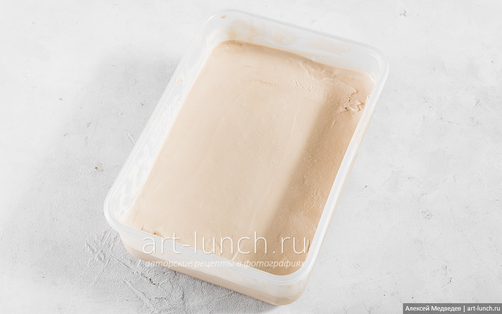 Далее замораживаем массу в мороженице согласно прилагаемой к устройству инструкции