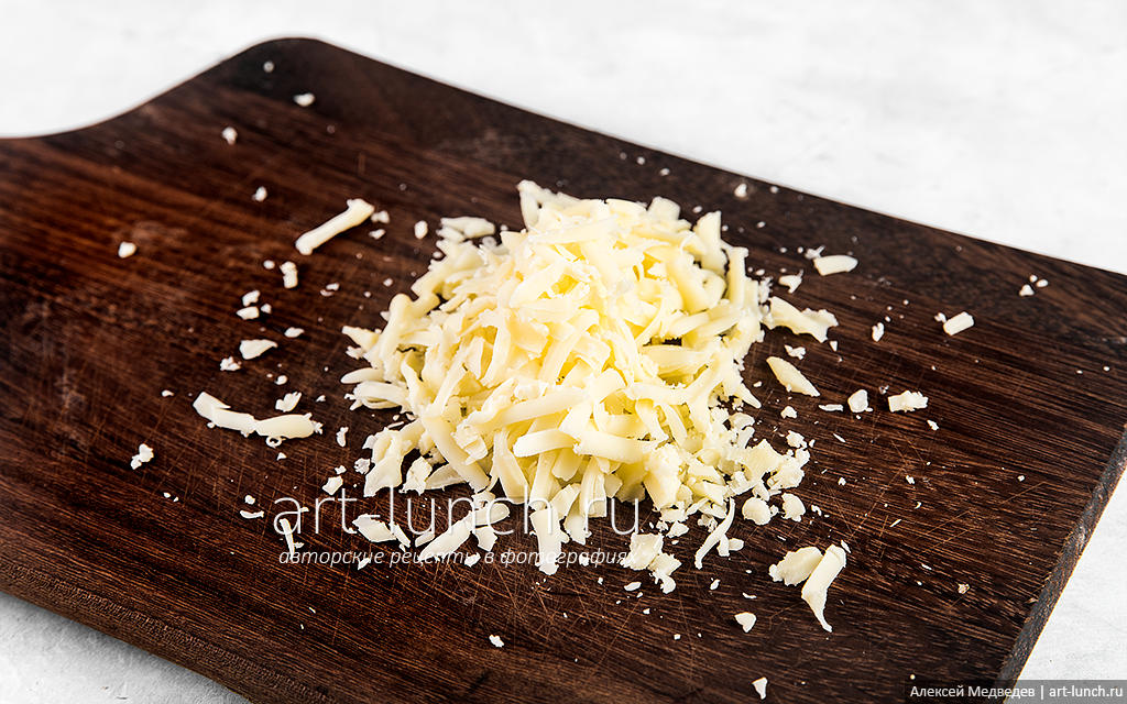Фото 3-го шага рецепта: Омлет с сыром Натираем на крупной тёрке сыр