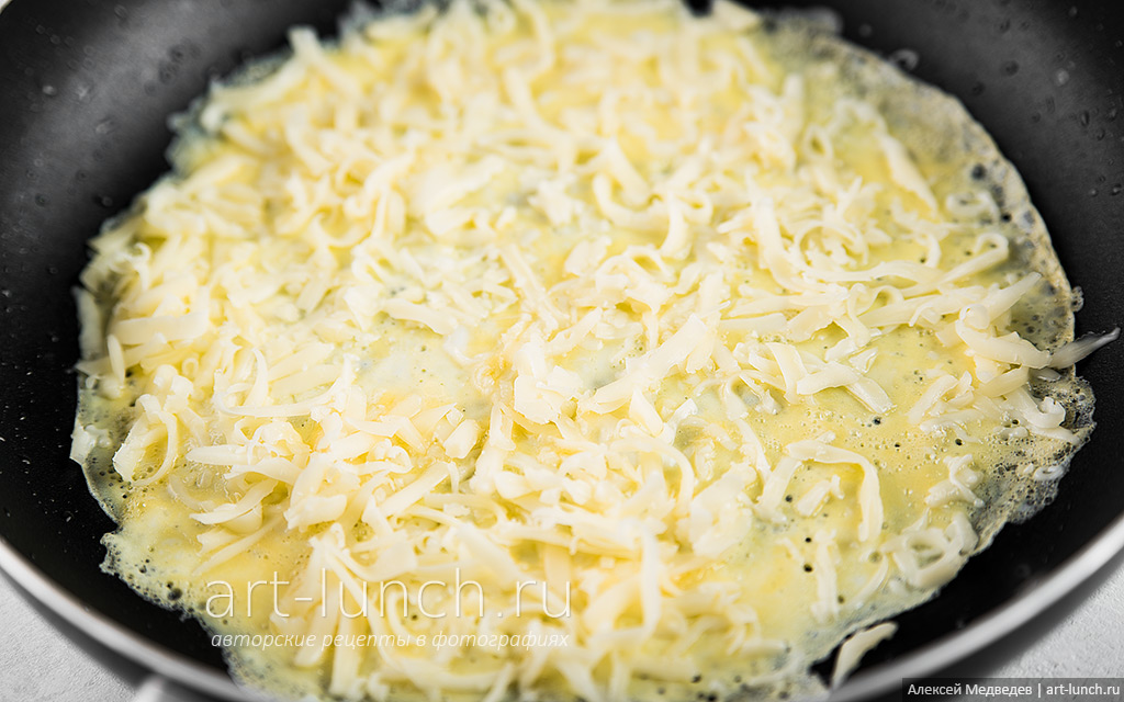 Фото 5-го шага рецепта: Омлет с сыром Дожидаемся пока яйца схватятся и верх не будем влажным