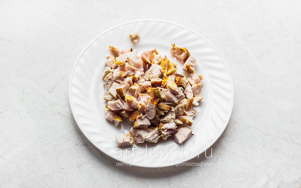 Фото приготовления блинной запеканки с курицей и шпинатом, шаг 8 куриную грудку нарезаем небольшим кубиком