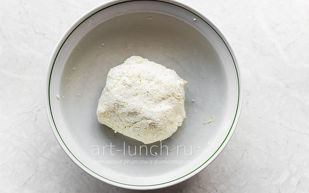 Снова хорошо перемешиваем и формируем руками шар