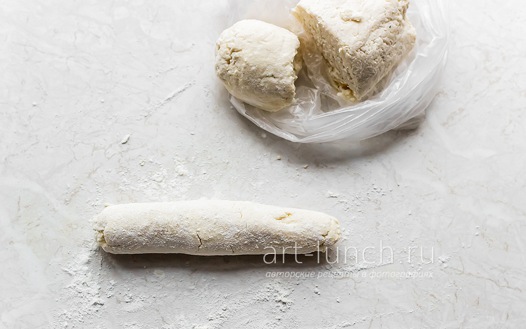 Делим тесто на четыре равные части