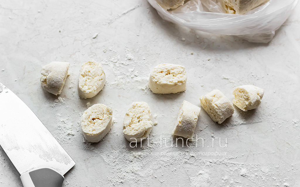 Ножом разрезаем каждую колбаску на небольшие медальоны