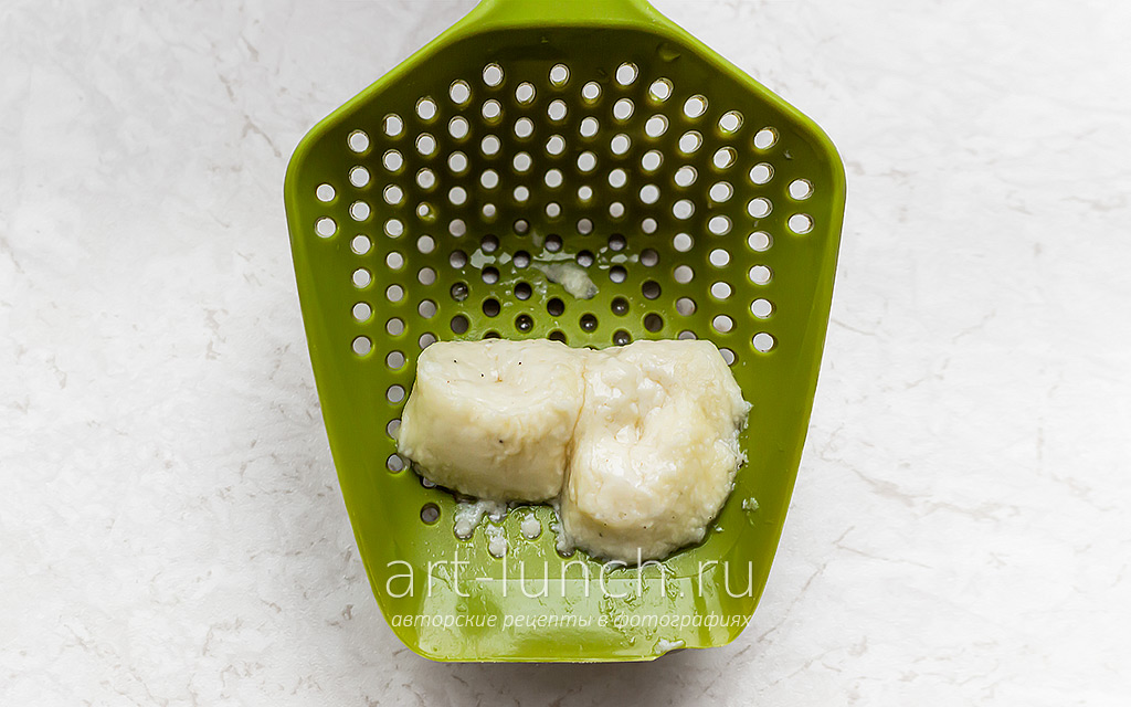 В закипевшую воду аккуратно, небольшими партиями, опускаем вареники