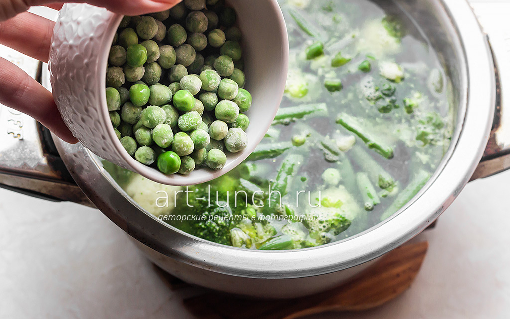 Вливаем в кастрюлю с овощами бульон