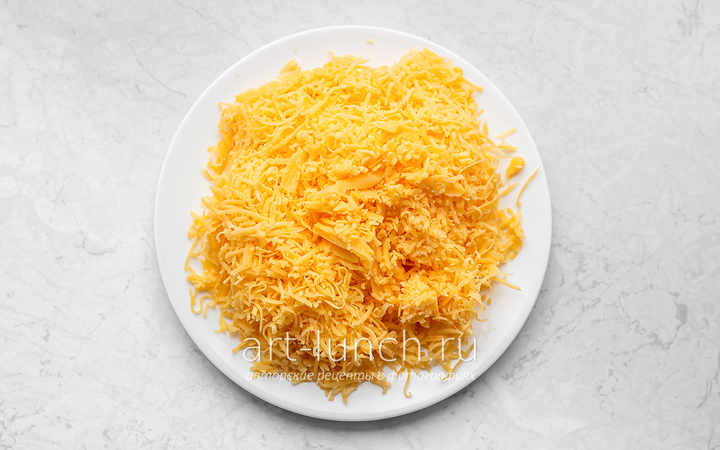 Сыр натираем на мелкой терке
