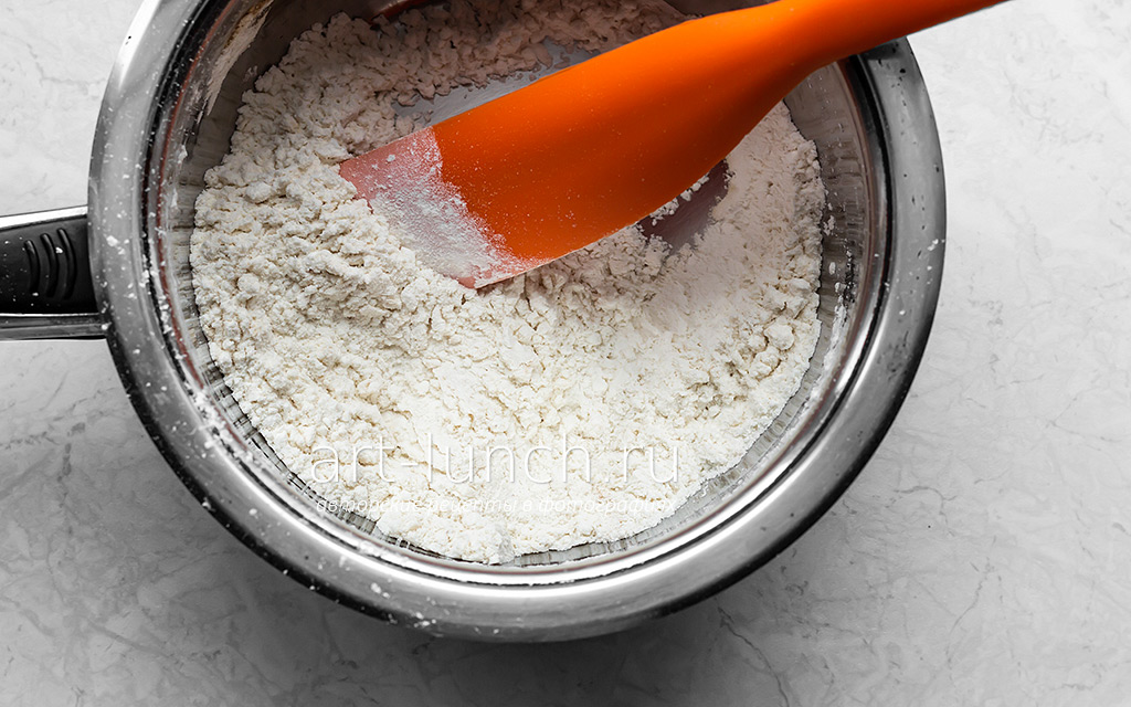 В сотейник насыпаем муку