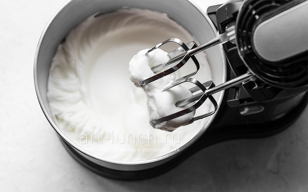 взбиваем 3 белка до устойчивых пиков