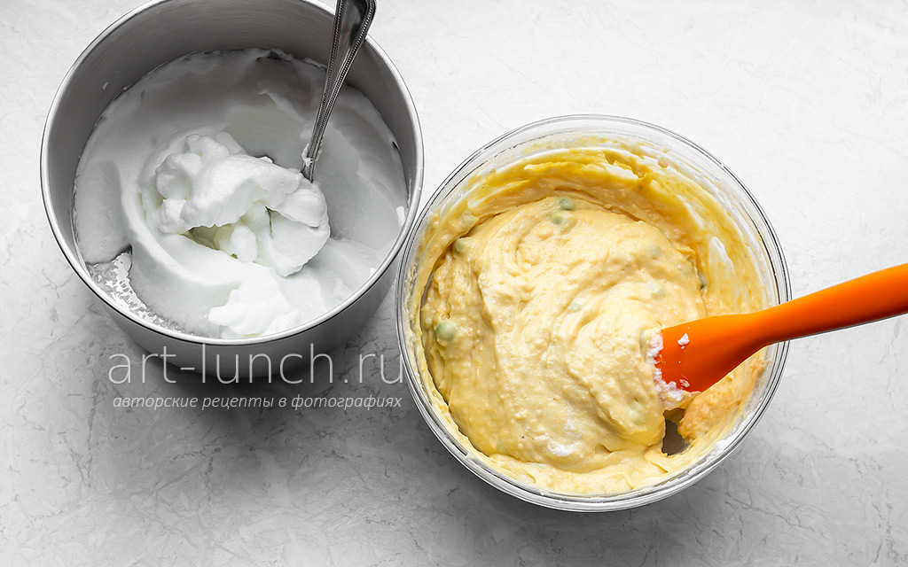 подмешиваем взбитые белки в сырно-мучную смесь