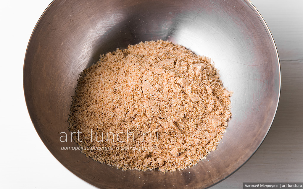 Фото 2-го шага рецепта: Лимонный чизкейк без выпечки Измельчаем песочное печенье