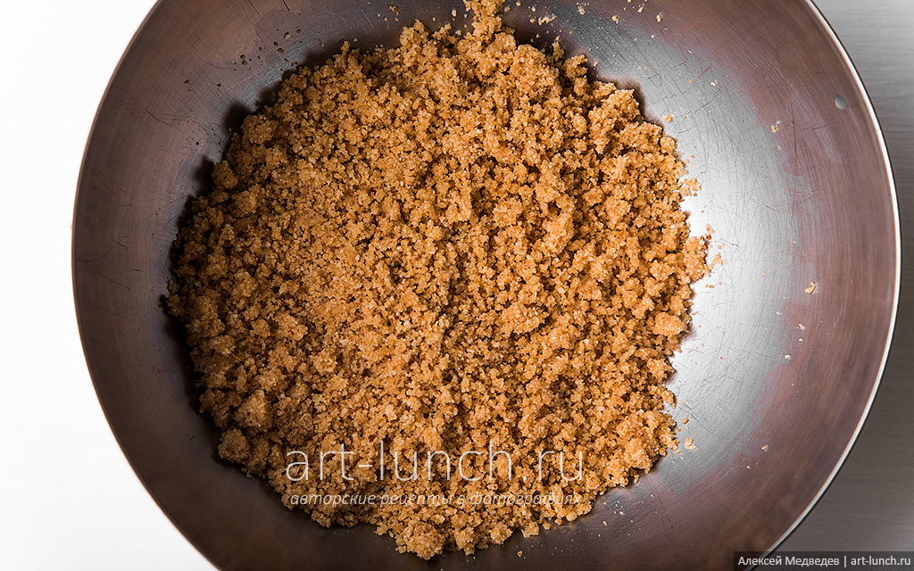 Фото 3-го шага рецепта: Лимонный чизкейк без выпечки Добавляем к печенью растопленное сливочное масло