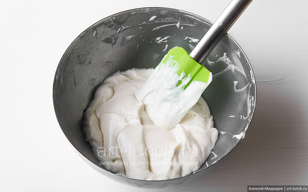 Фото 8-го шага рецепта: Лимонный чизкейк без выпечки Добавляем в массу натуральный йогурт
