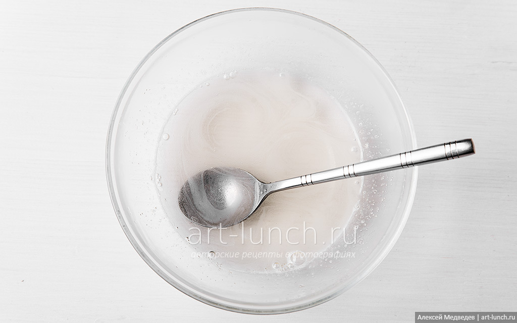 Фото 10-го шага рецепта: Лимонный чизкейк без выпечки необходимо добавить желатин