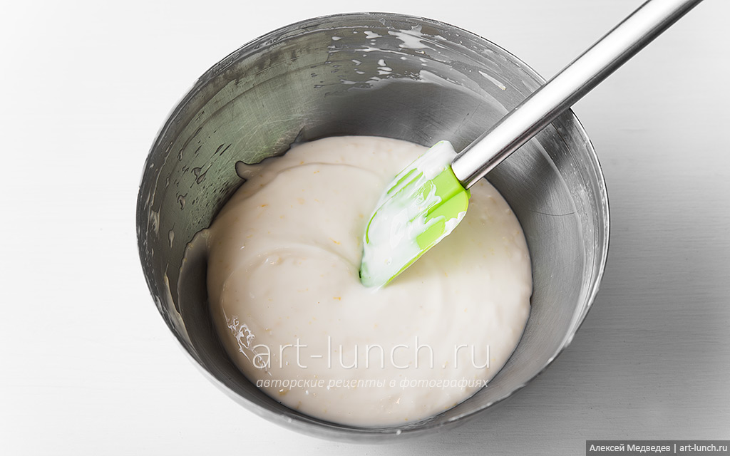 Фото 11-го шага рецепта: Лимонный чизкейк без выпечки Переливаем воду с желатином в основную чизкейк массу