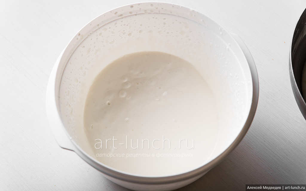 Фото 12-го шага рецепта: Лимонный чизкейк без выпечки Взбиваем сливки (150 г) до состояния, которое предшествует мягким пикам
