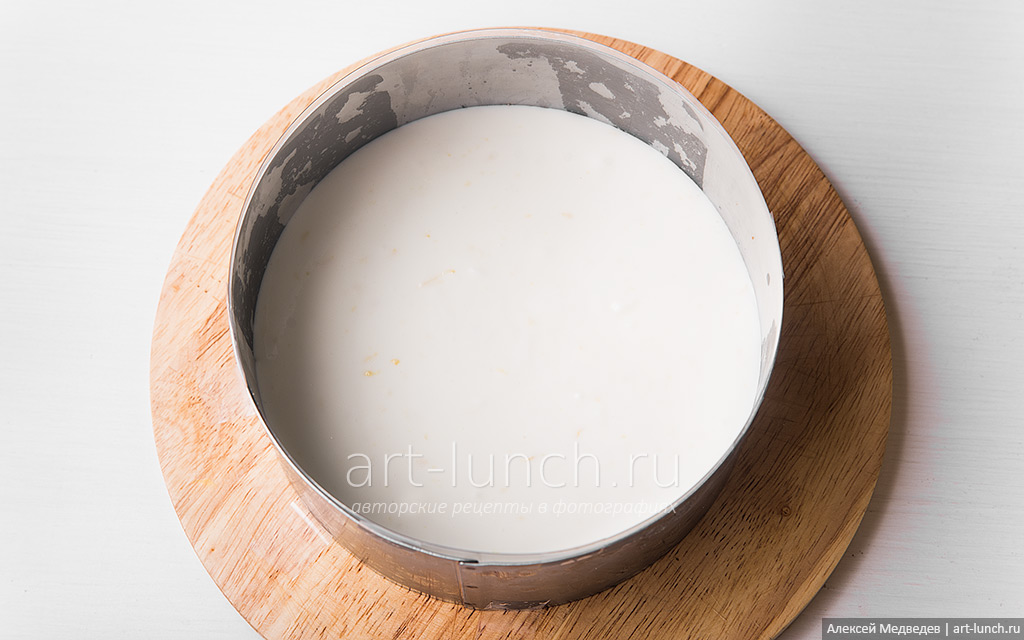 Фото 14-го шага рецепта: Лимонный чизкейк без выпечки Достаём из холодильника нашу форму и выкладываем на неё половину получившейся белой чизкейк массы