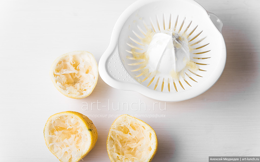 Фото 16-го шага рецепта: Лимонный чизкейк без выпечки Выжимаем из 2-х лимонов сок