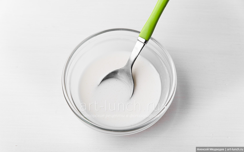 Фото 17-го шага рецепта: Лимонный чизкейк без выпечки В небольшую миску наливаем немного воды