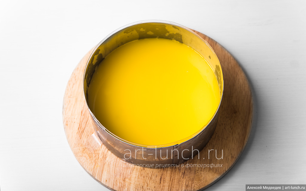 Фото 20-го шага рецепта: Лимонный чизкейк без выпечки Достаём форму с будущим тортом из холодильника и заливаем остывший лимонный крем