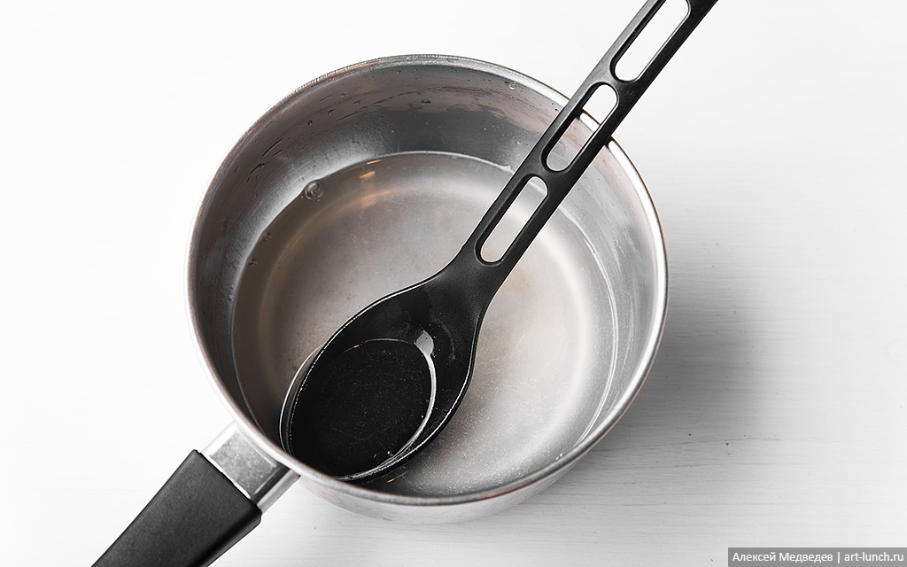 Фото 23-го шага рецепта: Лимонный чизкейк без выпечки В небольшой кастрюле или миске смешиваем воду (30 мл), лимонный сок