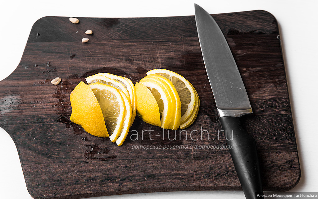 Фото 25-го шага рецепта: Лимонный чизкейк без выпечки нарезаем лимон тонкими долькоми-полукругами