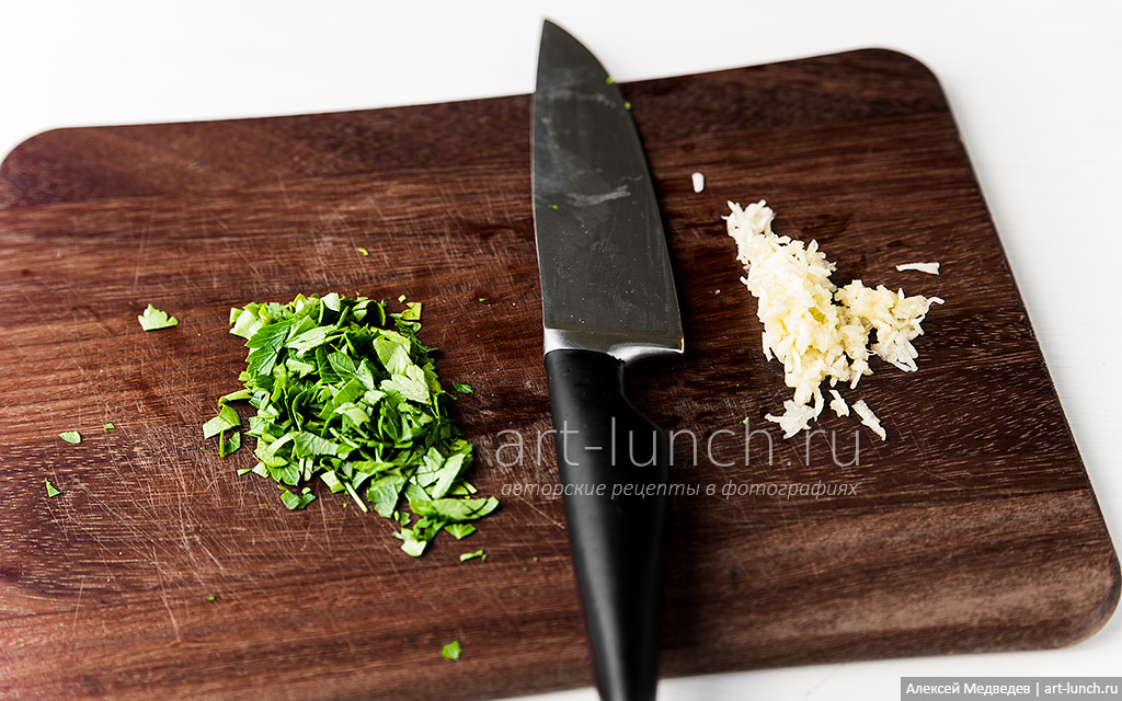 Фото приготовления омлета с кабачками, шаг 4 Нарезаем мелко чеснок