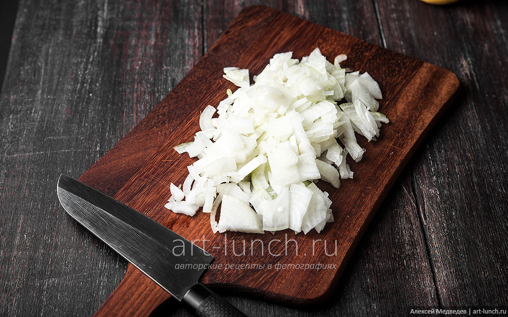 Очищаем лук (150 г) от шелухи и некрупно нарезаем его