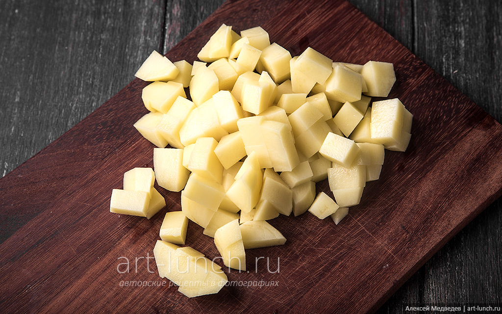 Пока рыба отваривается, чистим картофель