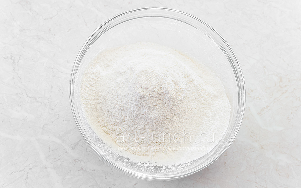 Готовим сухую смесь, просеивая отдельно 280 г муки с 2 ч. ложками разрыхлителя, 1/4 ч. ложкой соды