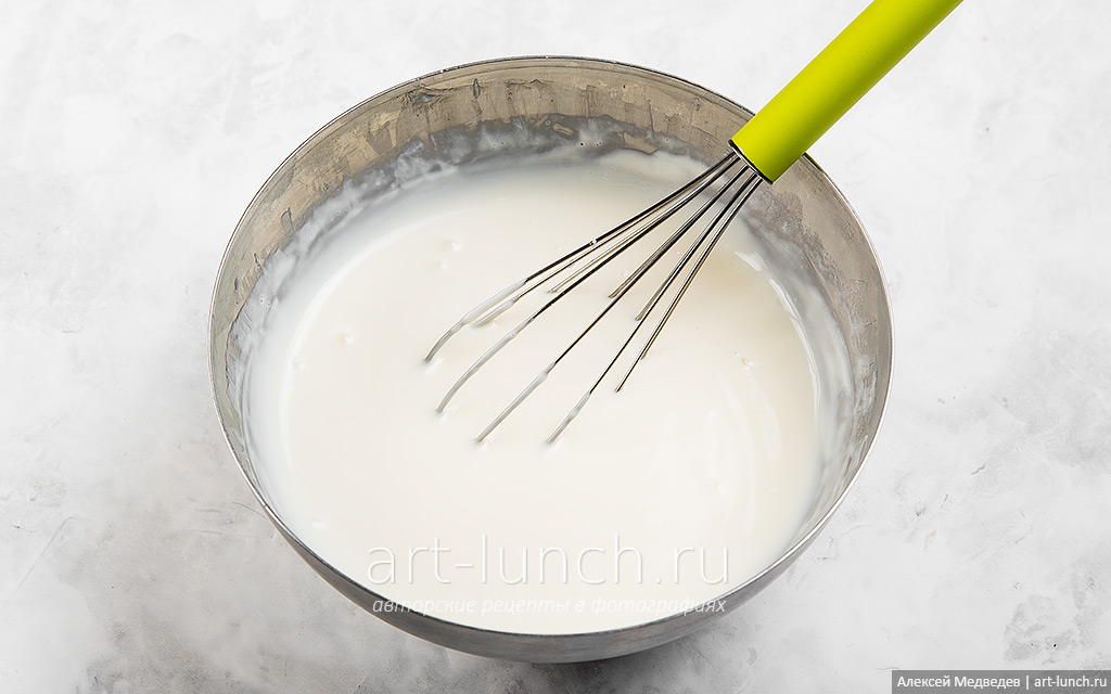 Фото 11-го шага рецепта: Чизкейк три шоколада Переливаем раствор с желатином в миску со сливочным сыром