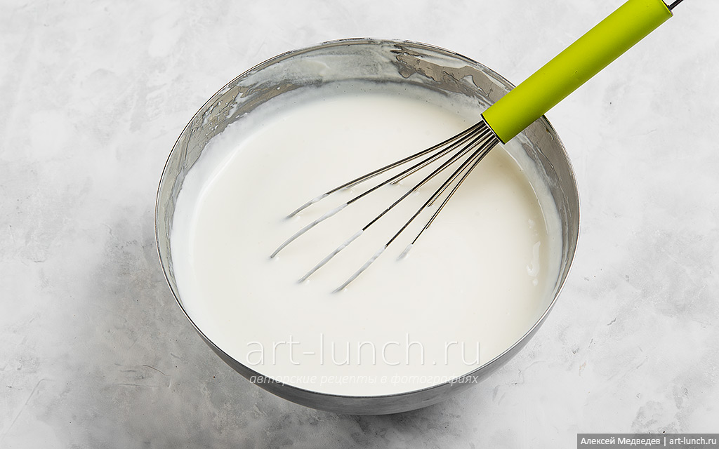 Фото 13-го шага рецепта: Чизкейк три шоколада Добавляем сливки в миску с чизкейк массой