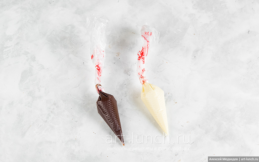 Фото 21-го шага рецепта: Чизкейк три шоколада делаю сверху торта немного полос из белой и тёмной шоколадной глазури