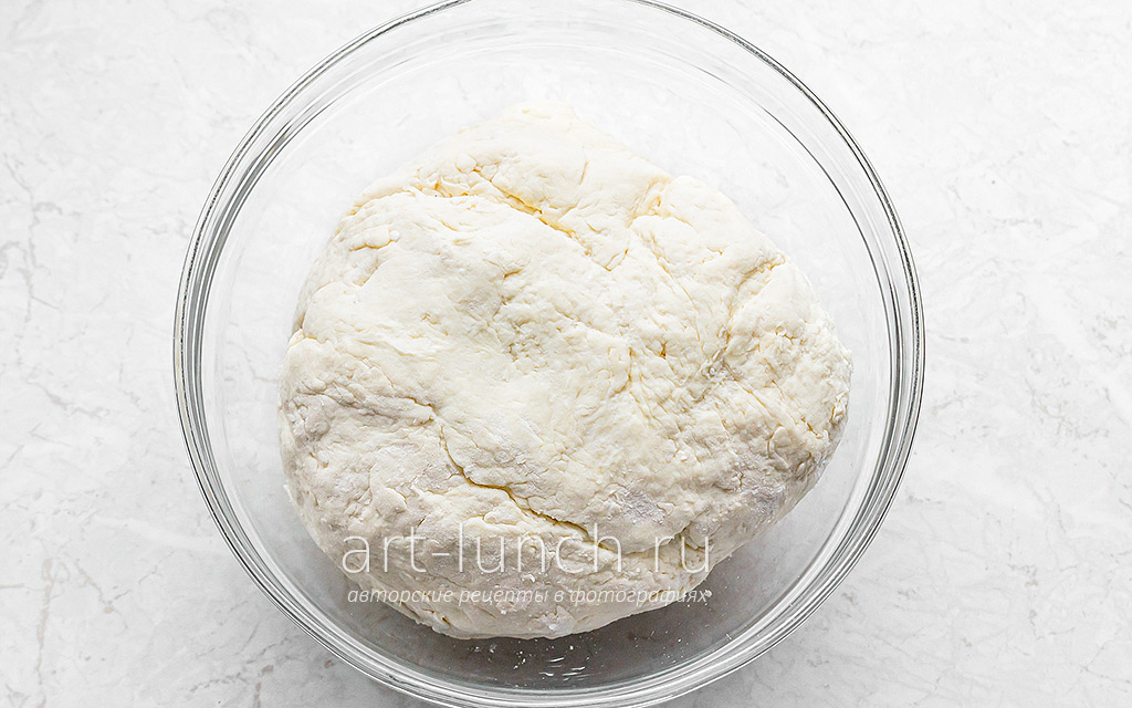 Постепенно всыпаем просеянную с солью муку